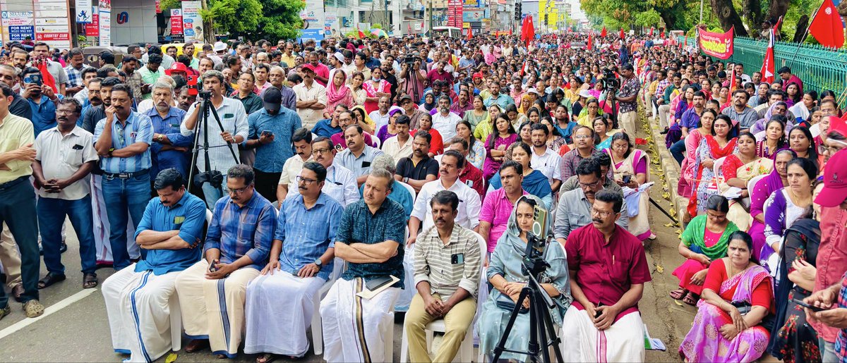 SivakumarTvmldc's tweet photo. The Secretariat March led by the State Employees and Teachers' Action Council was inaugurated by General Convener Com. M.V. Sasidharan,raising the slogans of starting the 12th pay revision process, granting DA arrears, repealing the PFRDA Act, restoring the old pension scheme etc https://t.co/9d2fPHpcVe