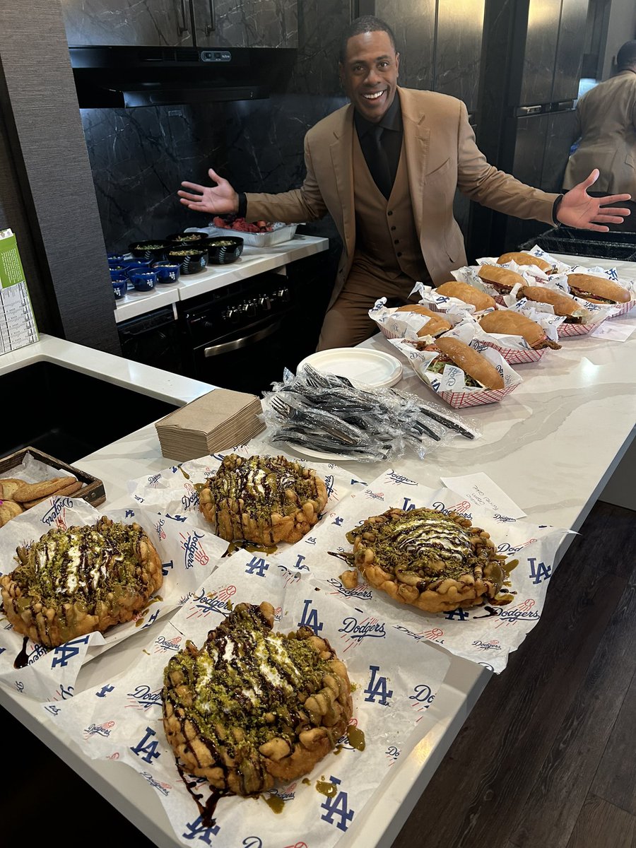 cgrand3's tweet photo. Sunset at Dodger Stadium for Game 3 and the crew was eating good tonight 🍽️

Pistachio Cream Funnel Cake
Torta Milanesa
Spicy Rice Cakes
Chicken Yakisoba Noodles

Another great night of baseball. Energy was high from start to finish. #NLCS #Postseason https://t.co/Cbc4LHtbu0