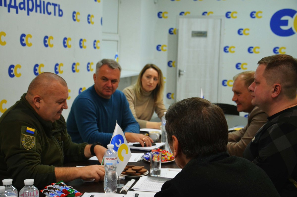 ES_Dnipropetrov's tweet image. Сьогодні в нашому офісі ветерани і волонтери обговорили із Олег Синютка виклики, з якими стикаються в своїй діяльності і можливі шляхи їх вирішення. Адже мотивація наших воїнів - найважливіша річ, з якої посинається Перемога.
