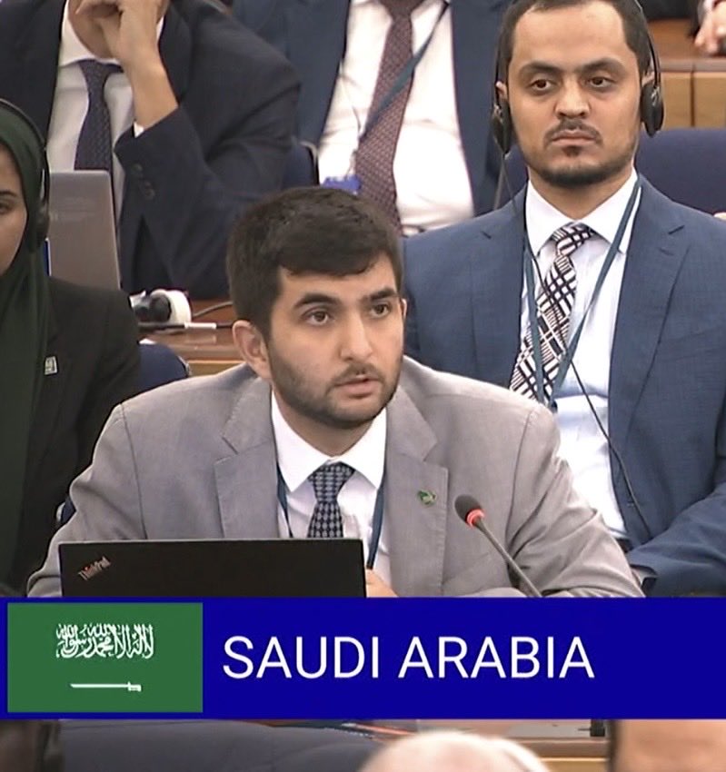 دموع الفرح والفخر تنهمر من مقلتي لهذا الانجاز وخصوصاً ان رئيس الوفد المفاوض هو ولدي محمد ماشاءلله لاقوة الا بالله اللهم انفع به ووفقه لما هو خير لهذه البلاد