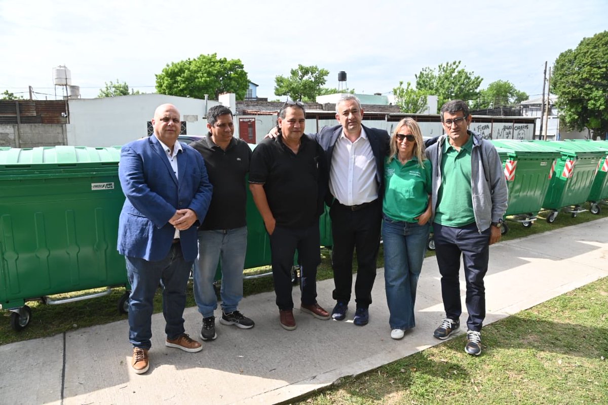 🗑️ Esta mañana acompañé al intendente <a href="/pablojavkin/">Pablo Javkin</a> en la presentación de más de 100 contenedores nuevos para la zona norte de Rosario.

🚛 Una gran inversión de <a href="/MuniRosario/">Municipalidad de Rosario</a> que mejora la higiene urbana y el servicio de recolección para vecinos y vecinas de barrio Sarmiento y