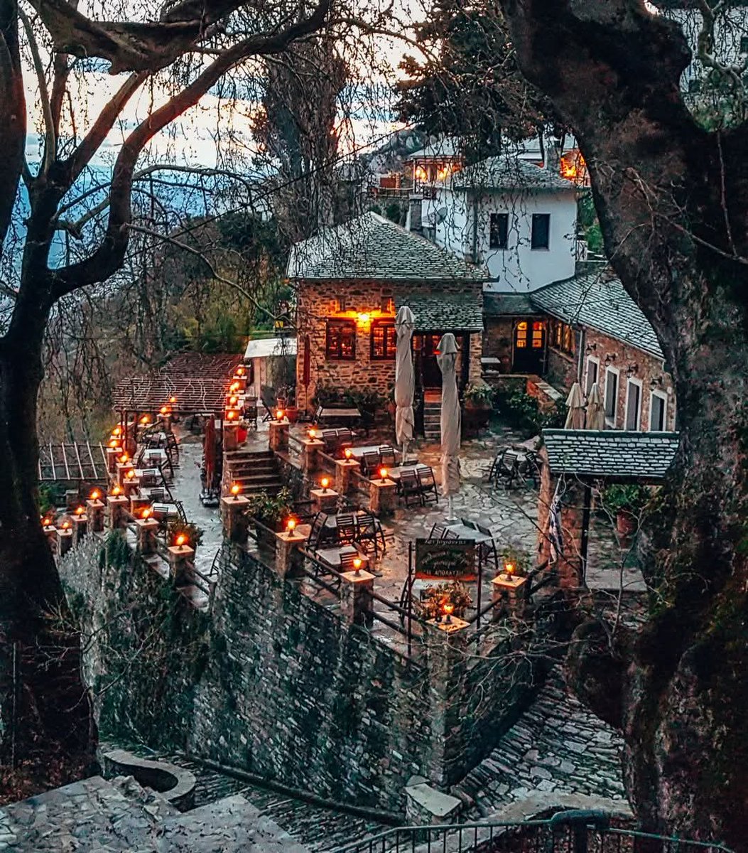 Λένε.... πως τα όνειρα δεν κοιμούνται ποτέ..
γι αυτό τα βλέπουμε την νύχτα...
Τ.Λειβαδιτης
Καληνύχτα μας!
Μακρυνίτσα Πηλίου! 🇬🇷🩵🇬🇷