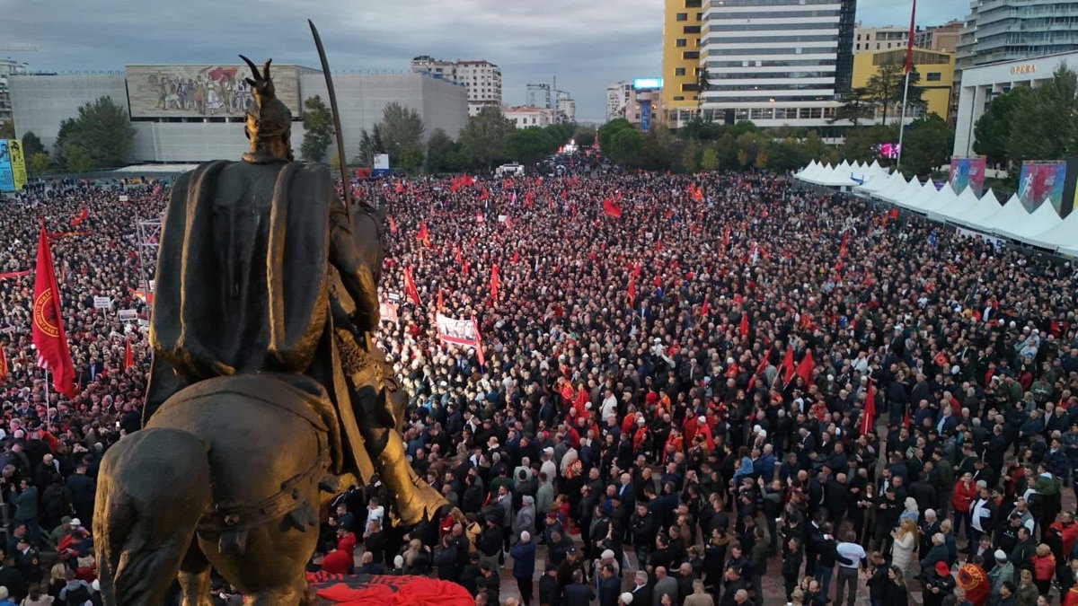 Gjergj Kastrioti dhe Adem Jashari duan të na shohin kështu: të bashkuar.❤️