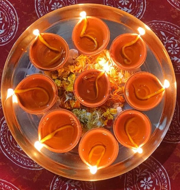 दीपमालिका के 
पावन पर्व पर 
प्रथम दिवस 
धनतेरस की
अनंत शुभकामनाएं 
आरोग्य उत्तम और 
संपदा भरपूर रहे