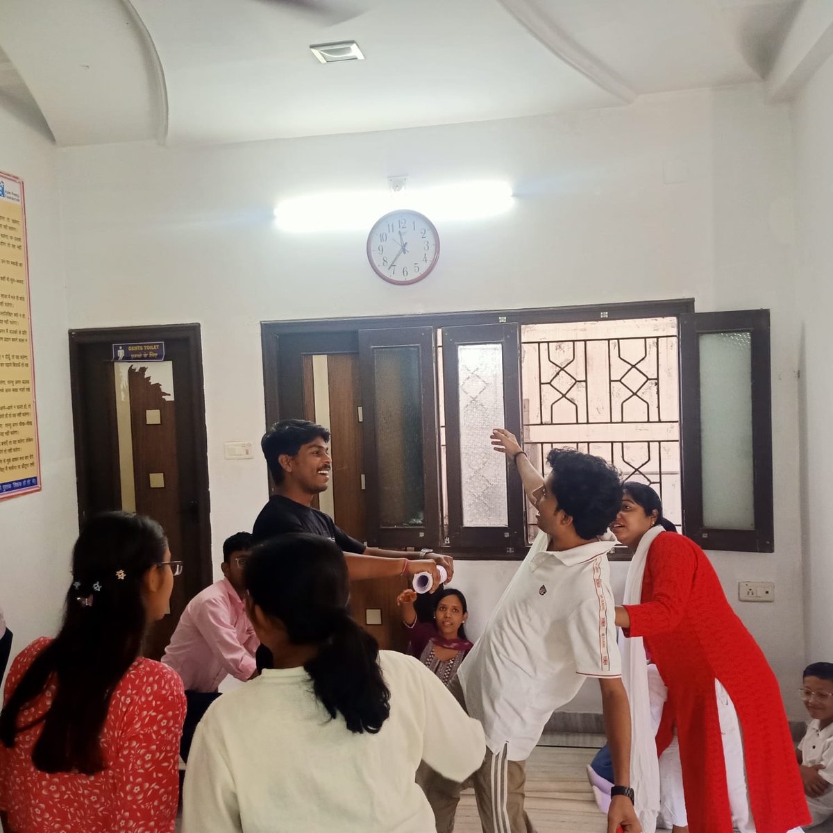 OnlinePali's tweet photo. #pali: युवाओं ने सीखा रंगमंच और अभिनय: आरम्भ यूथ ग्रुप पाली के द्वारा 5 दिवसीय थिएटर और अभिनय मास्टर कार्यशाला का आयोजन किया गया, जिसमें पाली के युवाओं ने भाग लिया। कार्यशाला में कला प्रशिक्षु उमंग और सूरज ने प्रशिक्षण दिया और रंगमंच एवं अभिनय की बुनियादी तकनीको से परिचित कराया। https://t.co/AcBGDzQ8Jq