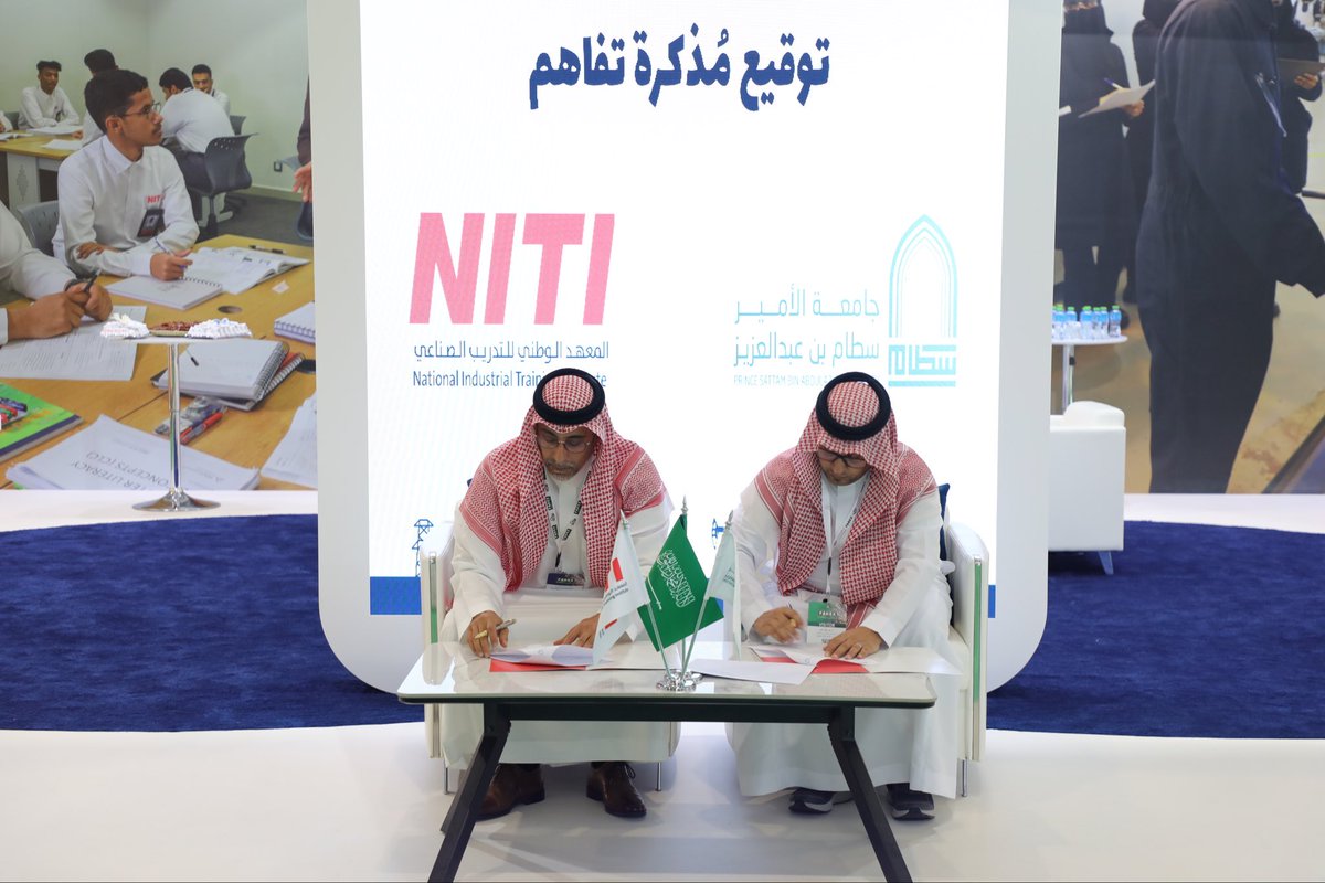 niti_ksa's tweet photo. في إطار مشاركتنا في معرض فابكس الرياض، تم توقيع مذكرة تفاهم مع جامعة الأمير سطّام بن عبدالعزيز @psau_edu_sa ممثّلةً بـالكلية التطبيقية، وذلك بحضور سعادة الرئيس التنفيذي للكلية التطبيقية أ.د. لفّاي السلمي وسعادة مدير عام المعهد والأكاديمية أ. عبدالعزيز الحجي، بهدف تعزيز مجالات التعاون المشترك وتطوير المبادرات الأكاديمية والتدريبية التي تسهم في تنمية الكفاءات الوطنية وتعزيز مسارات التطوير المهني والتعليم المستدام، بما يتماشى مع مستهدفات رؤية المملكة 2030.