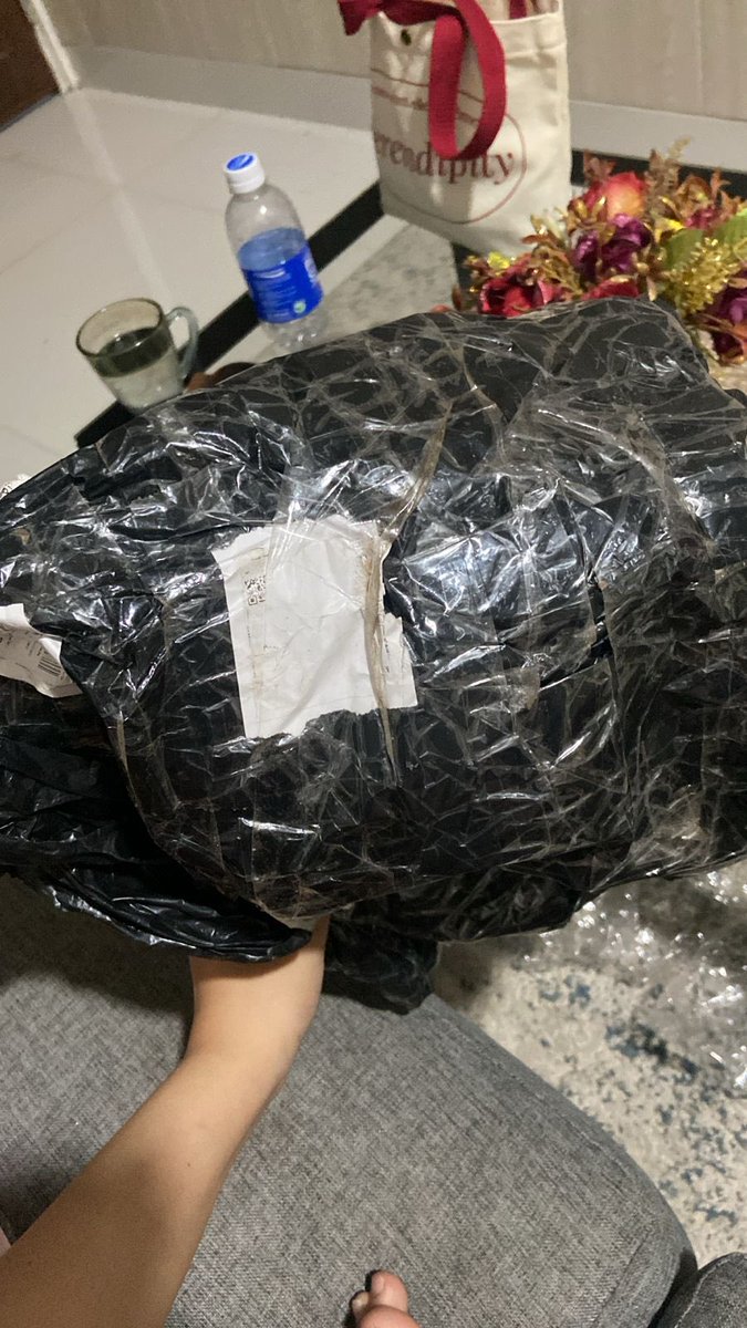 hajongcuk's tweet photo. halo @ShopeeID @ShopeeCare paket customer saya sejumlah 2.140.000 dicuri dan di repack oleh oknum yang tidak bertanggung jawab, sudah 2x kejadian kaya begini mau tanggung jawab atau tidak ya, karena balasan dari cs selalu tidak memuaskan https://t.co/YRCvkhoMe6