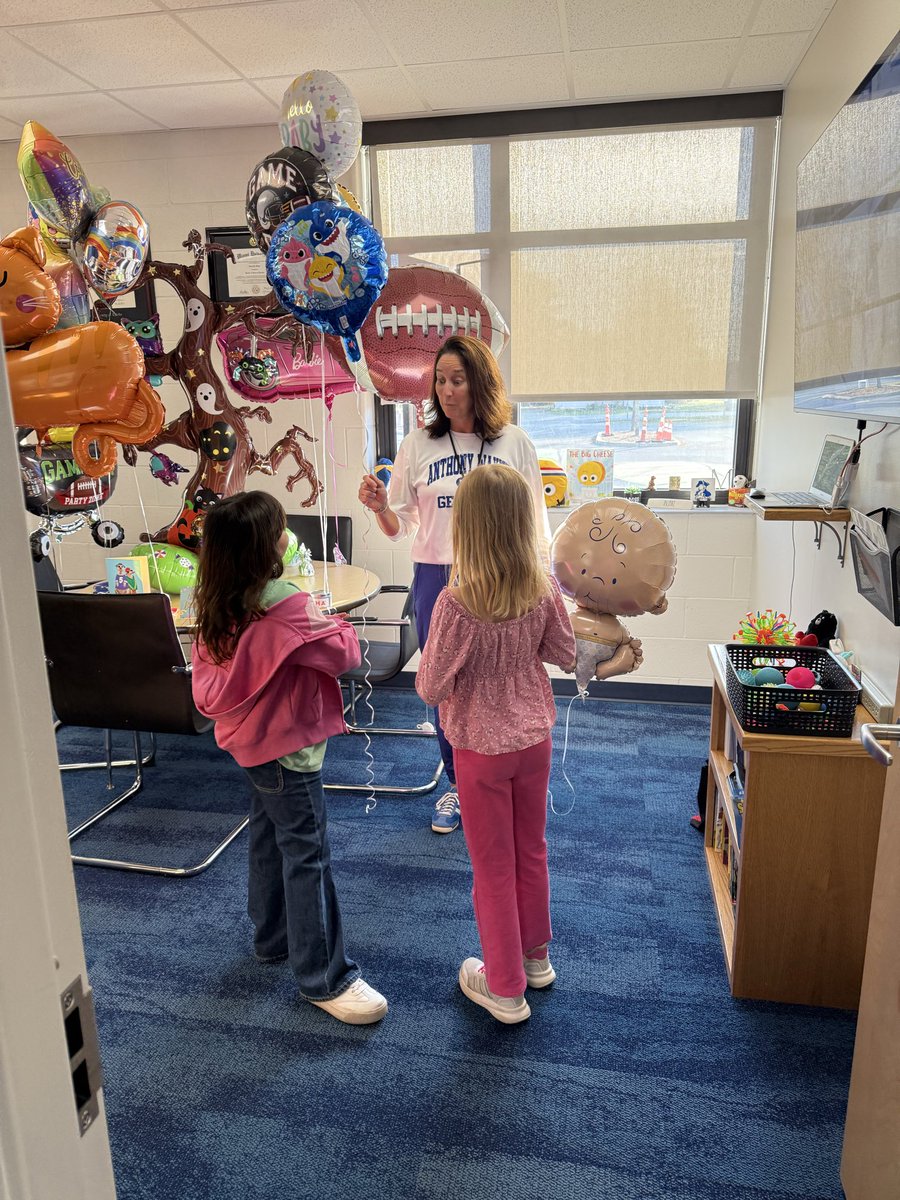 awlsmo's tweet image. We celebrated Mrs. Murry’s birthday today with “Anything but a Birthday Balloon!”  The staff and students enjoyed celebrating her with all different kinds of balloons! Thank you, Mrs. Murry for all that you do for all of us at Monclova! 💙🤍