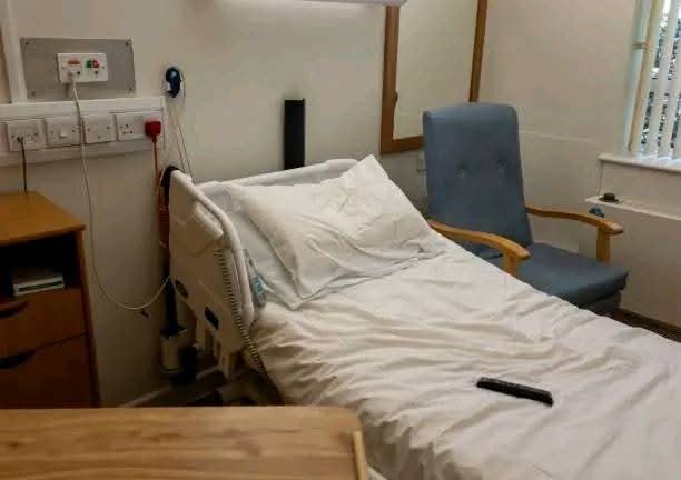 ITalhaOff's tweet image. ہسپتال کے بستر سے زیادہ بھاری وہ کرسی ہے جو اس کے پاس رکھی ہوتی ہے -کیونکہ تکلیف سہنا ایک بوجھ ہے،
مگر جسے آپ  پیار کرتے ہو اسے تکلیف میں دیکھنا،اور صرف اپنا ہاتھ تھامنے کو دینا،یہ اس سے کہیں زیادہ بھاری بوجھ ہے۔
#designerthoughts