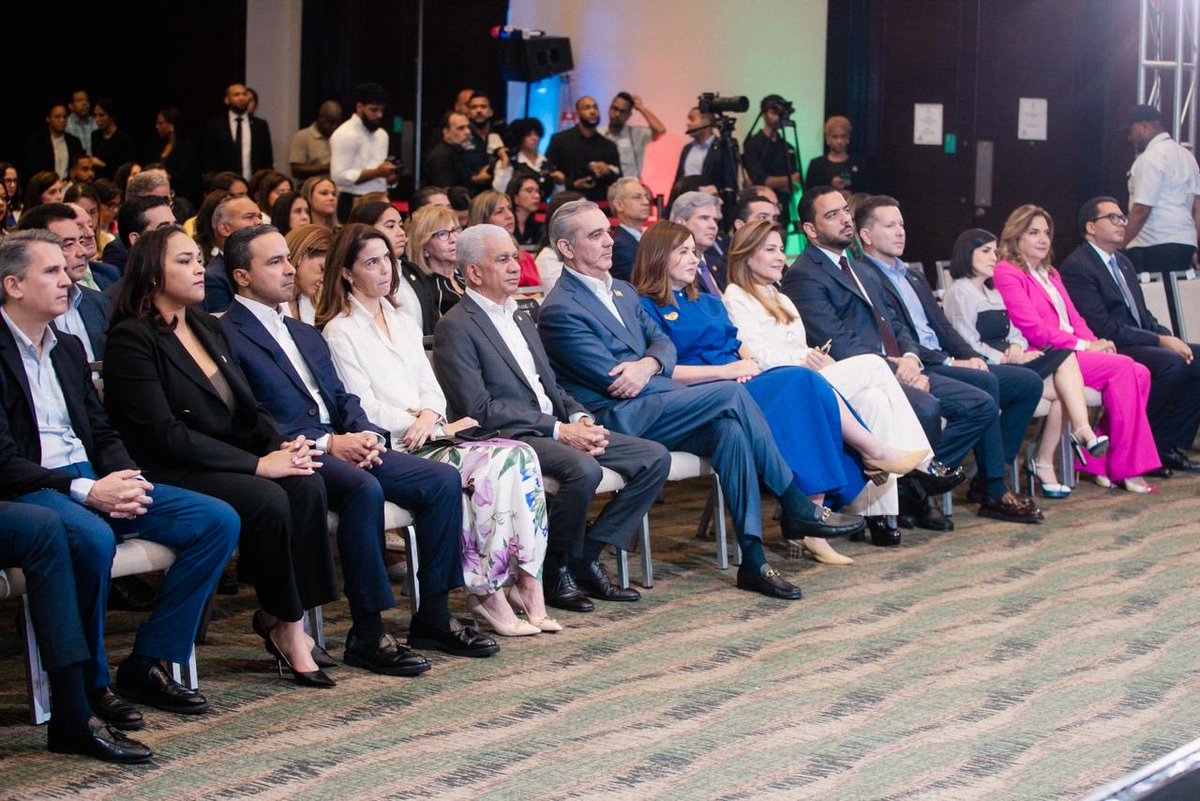 PresidenciaRD's tweet photo. El Pdte. @LuisAbinader participó en la inauguración de la segunda edición de #CRECE, de la @CamaraSD, un espacio que promueve el fortalecimiento de emprendedores y mipymes.

🇩🇴 Este año, unas 25,000 nuevas empresas han sido creadas, y más de 7,300 tienen su sede en Santo Domingo. https://t.co/2HTjhwDz7q