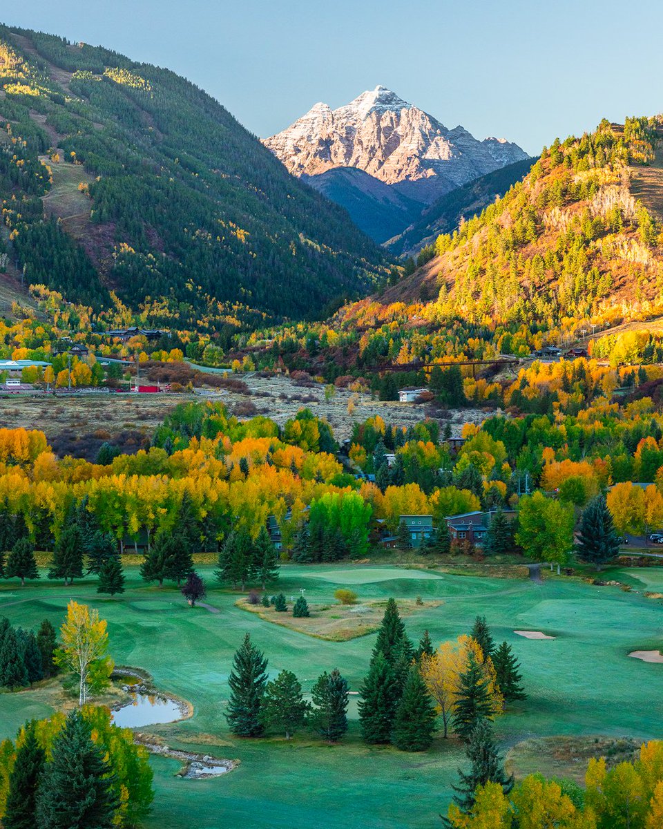 A frosty Friday morning painted in green and gold. 🍂⛳️