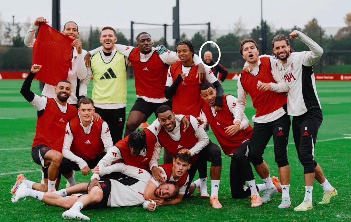 No i jest atmosferka, ja tam uwielbiam tego łysola a że czasami się pogubi, bywa. 
Miał nagły przeskok z #FEY na #LFC, co często bywa naprawdę ciężkie do zaadoptowania a finalnie całkiem nieźle sobie radzi. Każdy dzień to dla niego nauka. Ma mój miecz 🗡️