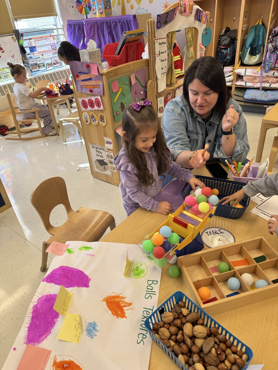 D31BeeHiveSI's tweet image. Having a ball at Victory today! #ballsunit #makelearningfun✨🍎📓✏️✨ #d31prekistheplaceto🐝 
@DrJoyAbrams @AP_JelaniMiller @CSD31SI @NYCSchools @DocPalton