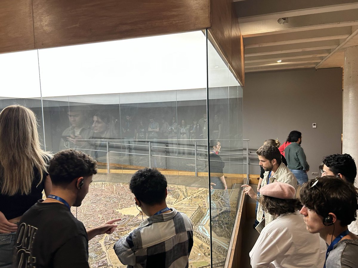 Los asistentes a la jornada disfrutan de un tour en el Museo de Historia de Madrid 🏛️

Un lugar donde descubren la evolución de la comunidad y encuentran inspiración para sus próximos proyectos 🌟

#GameJamMadridCrea