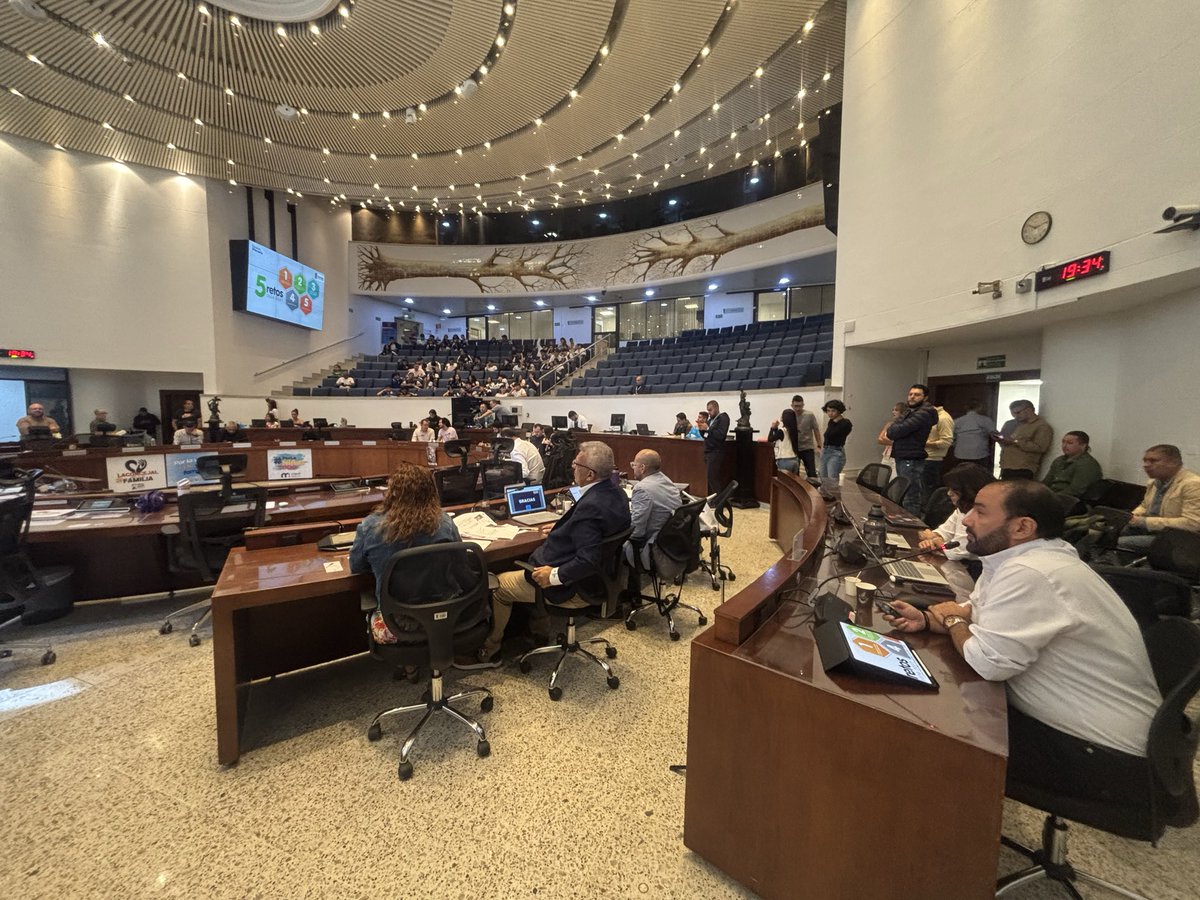 Nuestro gerente, Gustavo Castaño, presentó ante la sesión plenaria del Concejo de Medellín los indicadores, la ejecución presupuestal y el impacto de la gestión de Emvarias durante el 2024.
Durante el espacio, se abordaron los cinco retos que orientan nuestra visión como Empresa,