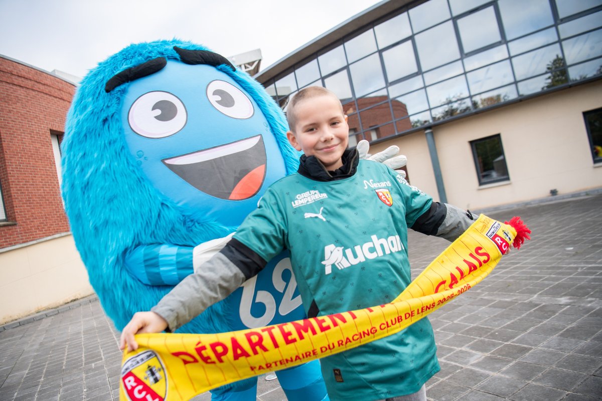 pasdecalais62 (@pasdecalais62) on Twitter photo ❤️💛Grâce au Département, partenaire premium du <a href="/RCLens/">Racing Club de Lens</a>, 3️⃣0️⃣ enfants et parents ont passé une matinée exclusive et inoubliable à la #Gaillette, centre d’entraînement des #SangetOr ! 🤩⚽Programme : entraînement des joueurs en bord de terrain, séance de photos et d'autographes 👍 ❤️💛Grâce au Département, partenaire premium du <a href="/RCLens/">Racing Club de Lens</a>, 3️⃣0️⃣ enfants et parents ont passé une matinée exclusive et inoubliable à la #Gaillette, centre d’entraînement des #SangetOr ! 🤩⚽Programme : entraînement des joueurs en bord de terrain, séance de photos et d'autographes 👍