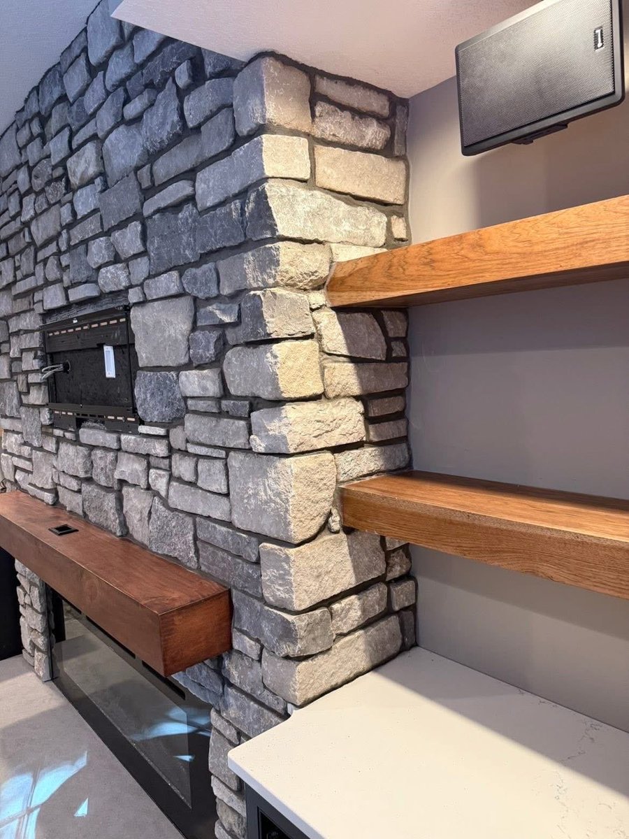 Frymoyer_Stone's tweet image. RA Masonry demonstrated exceptional craftsmanship with the installation of Eco-Vieux stone veneer on the fireplace and bar, producing a stunning result. #stoneveneer #fabricatedstone #masonrywork #frymoyer #naturalstone #stonesupplier #stonebar #stonefireplace #earthworks…