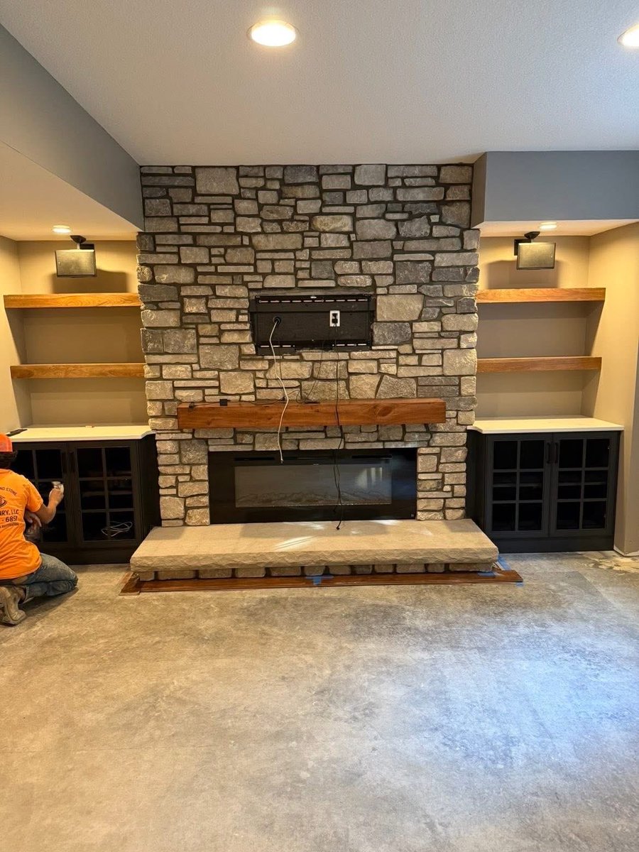 Frymoyer_Stone's tweet image. RA Masonry demonstrated exceptional craftsmanship with the installation of Eco-Vieux stone veneer on the fireplace and bar, producing a stunning result. #stoneveneer #fabricatedstone #masonrywork #frymoyer #naturalstone #stonesupplier #stonebar #stonefireplace #earthworks…