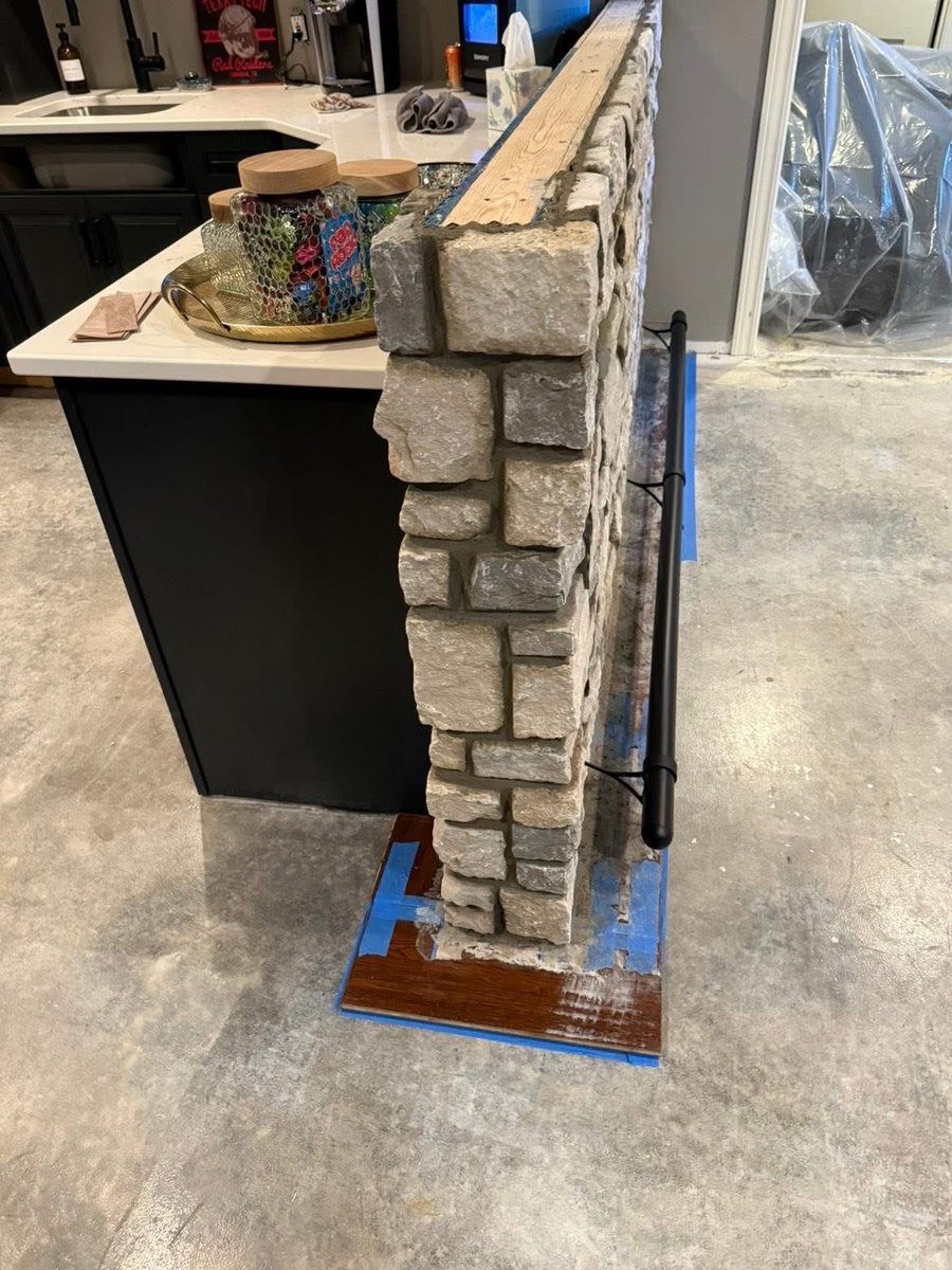 Frymoyer_Stone's tweet image. RA Masonry demonstrated exceptional craftsmanship with the installation of Eco-Vieux stone veneer on the fireplace and bar, producing a stunning result. #stoneveneer #fabricatedstone #masonrywork #frymoyer #naturalstone #stonesupplier #stonebar #stonefireplace #earthworks…