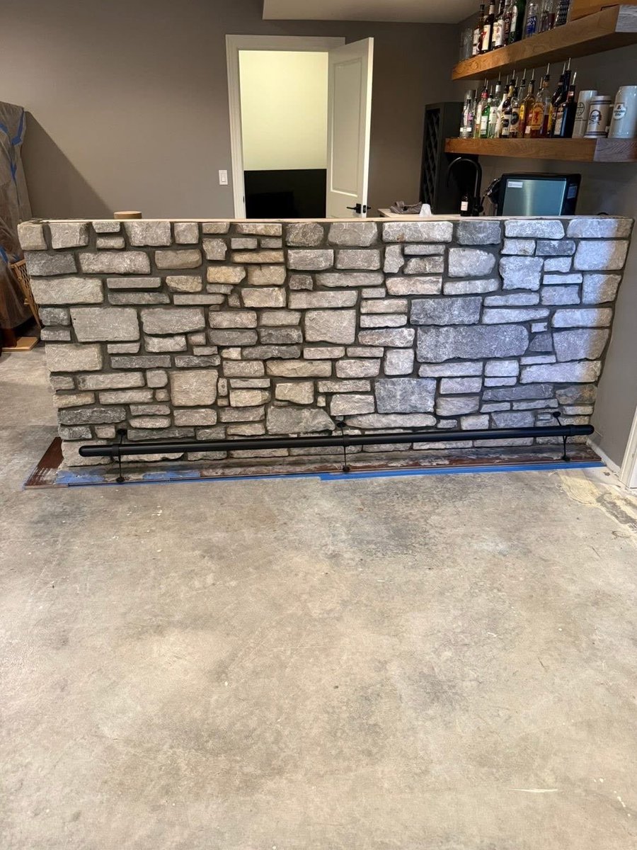 Frymoyer_Stone's tweet image. RA Masonry demonstrated exceptional craftsmanship with the installation of Eco-Vieux stone veneer on the fireplace and bar, producing a stunning result. #stoneveneer #fabricatedstone #masonrywork #frymoyer #naturalstone #stonesupplier #stonebar #stonefireplace #earthworks…