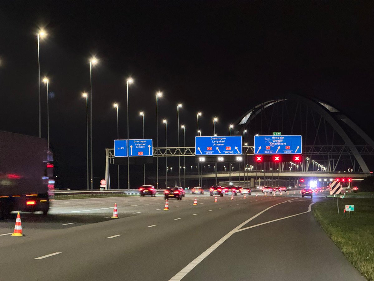 De eerste week van de vervanging van de verkeerssignalering zit erop. We hebben de signalering vervangen op het stuk tussen Muiderberg en aansluiting 7 Naarden/Bussum. De komende weken gaan we verder. De A1 blijft hierdoor dicht in de nacht. 👉rijkswaterstaat.nl/nieuws/archief…