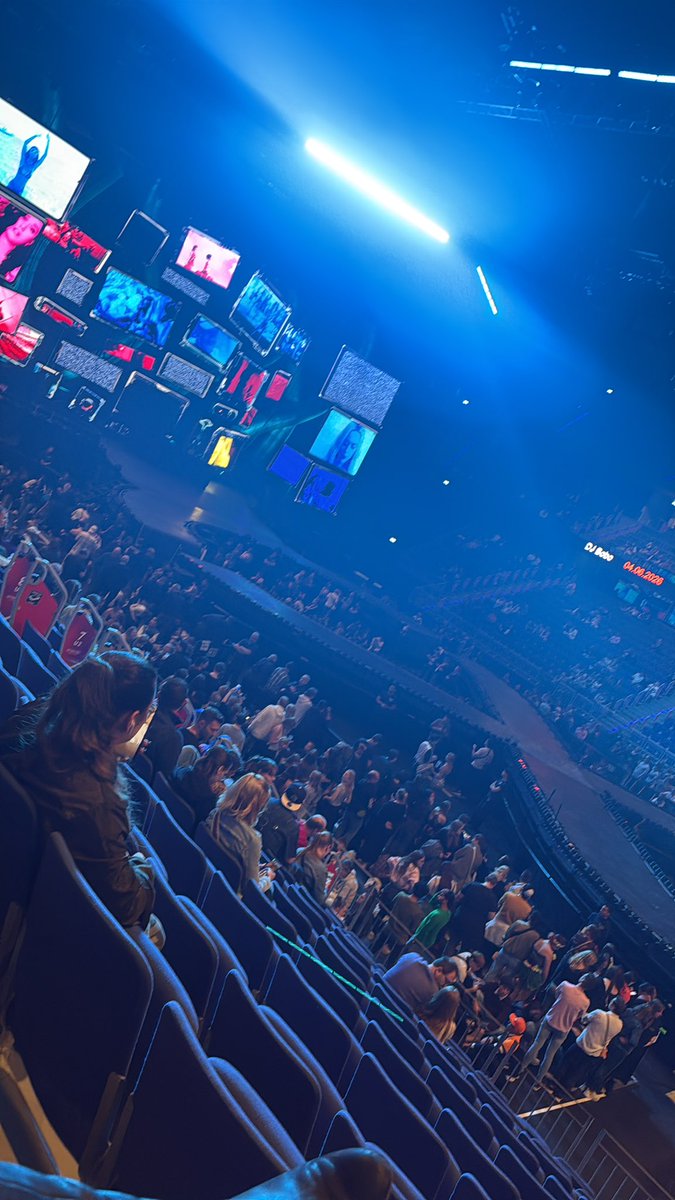 CokeeWhore69's tweet image. We are here @katyperry!!! Better get me on stage tonight