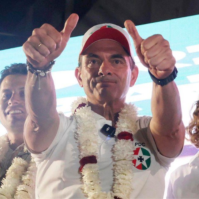 FEscrutinio's tweet photo. 🇧🇴🗳️| "BOLIVIA, A BALOTAJE"

Este domingo Bolivia realiza la segunda vuelta de sus elección presidencial por el período 2025-2030 entre el senador Rodrigo Paz (PDC) y el expresidente Jorge Quiroga (LIBRE).

¿Cómo viene la mano? Va hilo 🧵👇

#SegundaVuelta2025 #EleccionesBolivia https://t.co/VF8gjMziHB