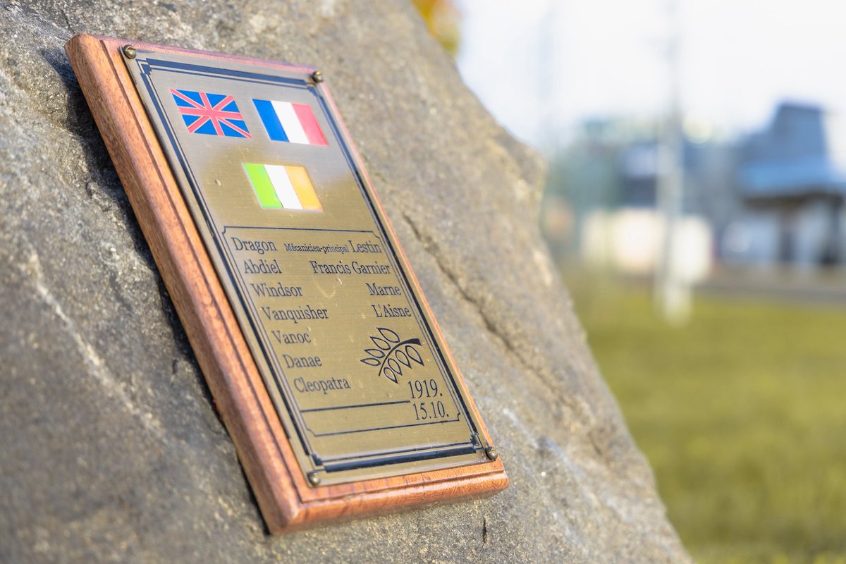 Vēstnieks kopā ar <a href="/liene_gatere/">Liene Gātere 🇺🇦🇪🇺</a> un vēstniecēm <a href="/KathyLeachFCDO/">Kathy Leach</a> un <a href="/IEAmbLatvia/">Marcella Smyth, Ambassador of Ireland to Latvia</a> piedalījās piemiņas ceremonijā, godinot franču-britu flotes karavīrus, kas krita, cīnoties par Rīgas atbrīvošanu 1919. gadā. 🇱🇻🇫🇷🇬🇧🇮🇪

📷 Gatis Dieziņš, <a href="/AizsardzibasMin/">Aizsardzības ministrija</a>