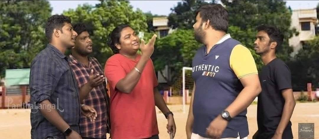 itzmemaster's tweet image. படையப்பா படத்துல நீலாம்பரி கூட இப்டி வீட்டுக்குள்ள இருக்காது.
நீ வீட்டுக்குள்ளயே இருக்கியேடா..😌