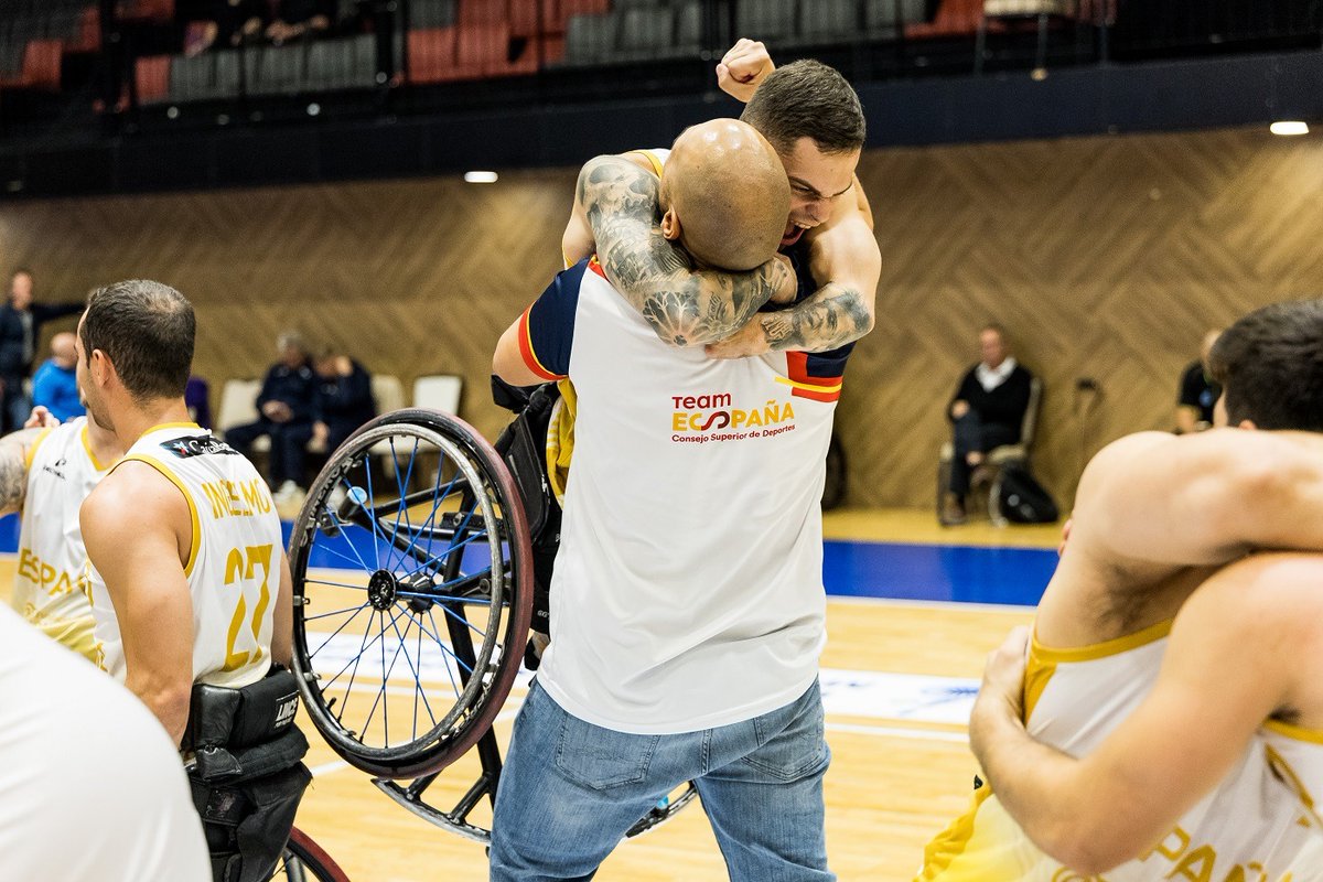 👏👏👏
Estamos muy orgullosos de esta selección 

Mañana vamos a por el oro Soñamos en grande

Hoy ganamos a Italia 🇮🇹 en semifinales

Noticia 👇
goo.su/Wrht
🏀🏀🏀
#baloncesto #basket #wheelchairbasket