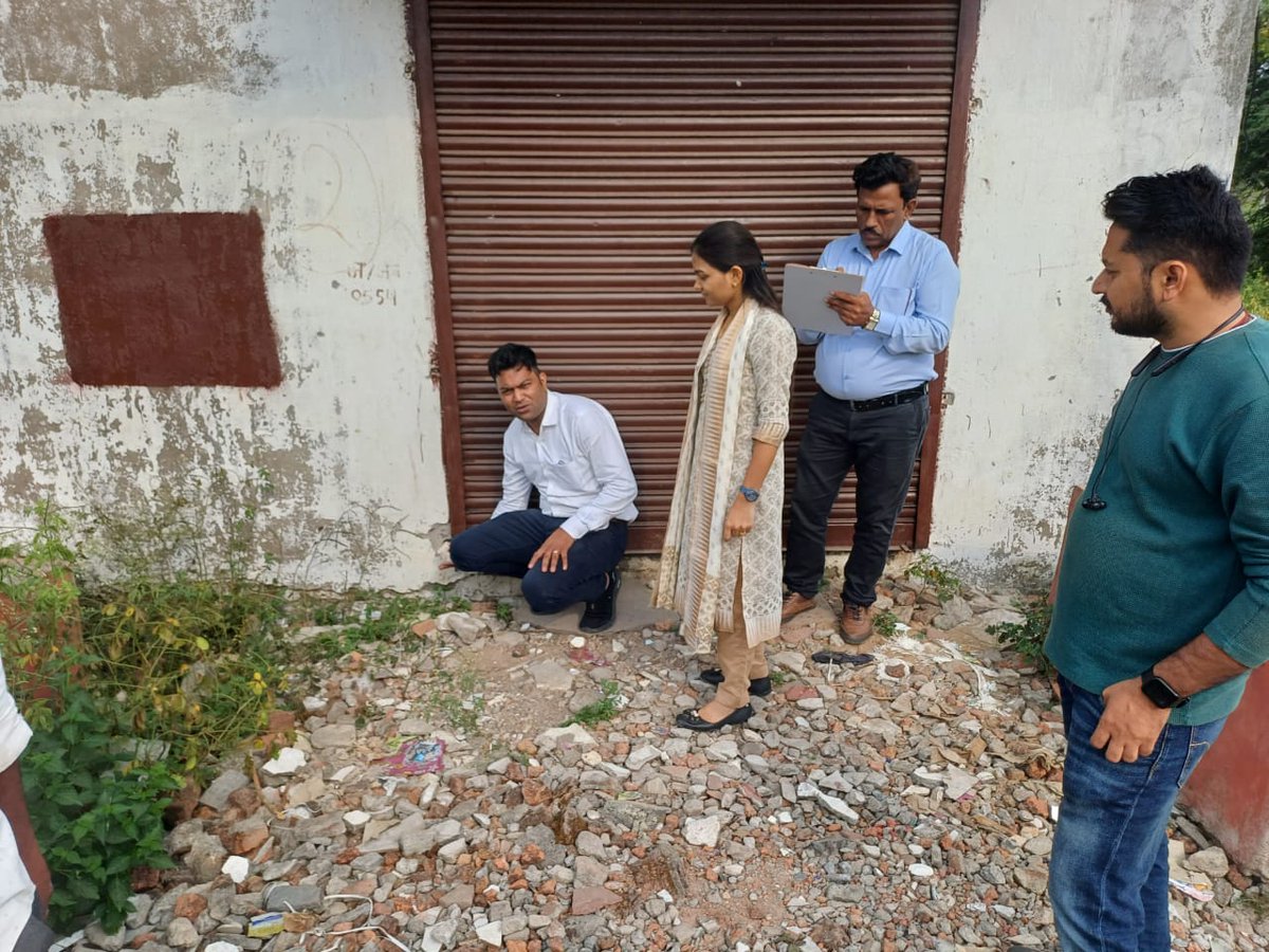 IndoreCollector's tweet photo. कलेक्टर श्री शिवम वर्मा के निर्देश पर बड़ी कार्रवाई 🚨
लाइसेंस नियमों के उल्लंघन और सुरक्षा लापरवाही पर मोरोद स्थित 8 पटाखा गोदाम सील किए गए।
#JansamparkMP #indore #इंदौर #CollectorIndore #शासनकेनिर्देश #सुरक्षापहले @CMMadhyaPradesh @JansamparkMP @CollectorIndore https://t.co/Owohr3MsJo