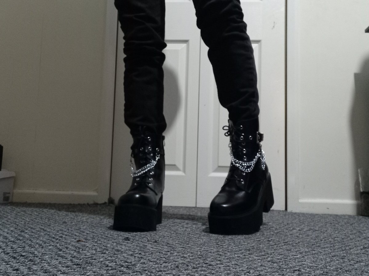 GoddessSpring0's tweet image. I swear sometimes these bugs forget who's house they're really in~ I'm not stopping for you if you're in my way no matter how much you scream. Either run and hope for the best or don't end up under my boot next time and I won't splatter you. 

#sizetwitter #gts #giantess