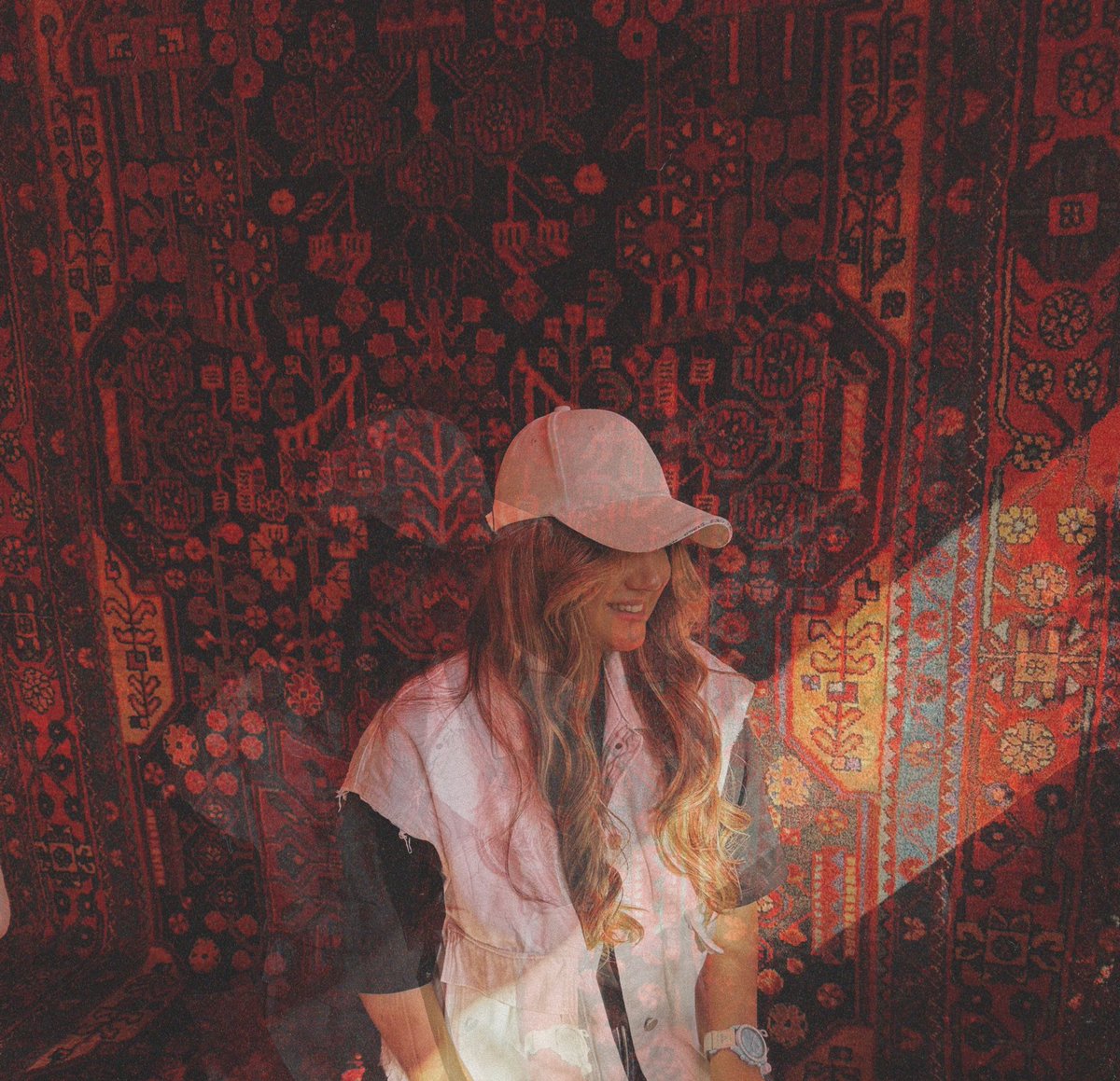 ﺍﻧﺴﺎﻥ ﺑﺎﺷﻢ ﺍﻧﺴﺎﻥ ﺑﻤﺎﻧﻢ ﻭ ﺍﻧﺴﺎﻥ ﻣﺤﺸﻮﺭ ﺷﻮﻡ
ﭼﻘﺪﺭ ﻭﻗﺖ ﮐﻢ ﺍﺳﺖ ﺗﺎ ﻭﻗﺖ ﺩﺍﺭﻡ ﺑﺎﯾﺪ ﻣﻬﺮ ﺑﻮﺭﺯﻡ
ﻭﻗﺖ ﮐﻢ ﺍﺳﺖ ﺑﺎﯾﺪ ﺧﻮﺏ ﺑﺎﺷﻢ ﻣﻬﺮﺑﺎﻥ ﺑﺎﺷﻢ
ﻭ‌ ﺩﻭﺳﺖ ﺑﺪﺍﺭﻡ همه ﺯﯾﺒﺎﯾﯽ ﻫﺎ ﺭﺍ

فروغ فرخزاد