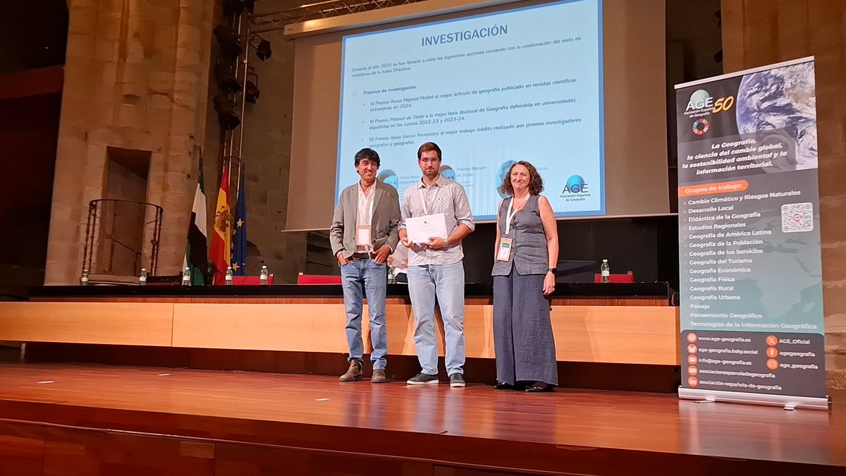 🏆 Nuestro investigador Jordan Correa ha recogido el Premio Jesús García Fernández para jóvenes investigadores, otorgado por la AGE 🎓✨

El trabajo, realizado junto a Pedro Dorta, analiza la caracterización térmica de la atmósfera en Canarias 🌡️🌍