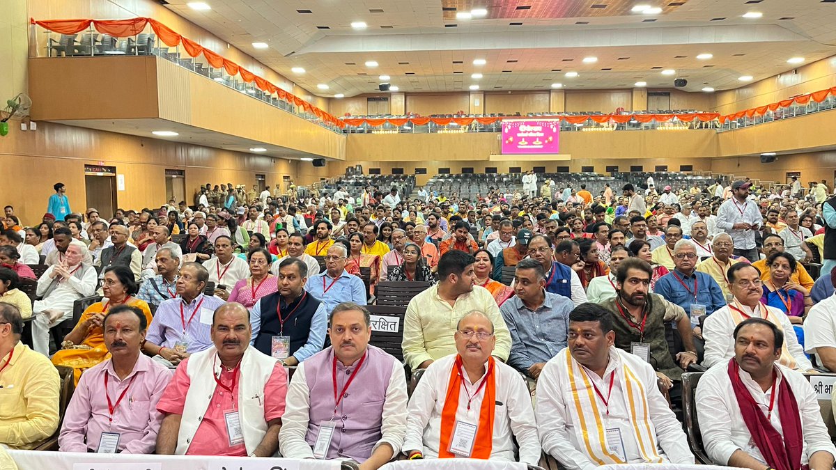 Awanish_Singh's tweet image. आज लखनऊ स्थित सिटी मोंटेसरी स्कूल में आयोजित दीपोत्सव कार्यकर्ता परिवार मिलन कार्यक्रम में सम्मिलित हुआ।

इस अवसर पर माननीय रक्षा मंत्री श्री राजनाथ सिंह जी, यशस्वी मुख्यमंत्री श्री योगी आदित्यनाथ जी तथा उपमुख्यमंत्री श्री ब्रजेश पाठक जी की गरिमामयी उपस्थिति रही।

कल से प्रारंभ…