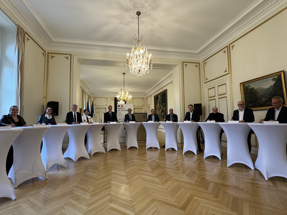 #Sécurité 🤝👮⚖️  |  Premier Contrat de sécurité intégrée en Moselle
 
      Pascal Bolot, <a href="/Prefet57/">Préfet de la Moselle</a>, David Touvet, procureur de la République  de #Metz, François Grosdidier, président de #metzmetropole et maire de Metz, ainsi que les maires des communes de #montignylèsmetz,