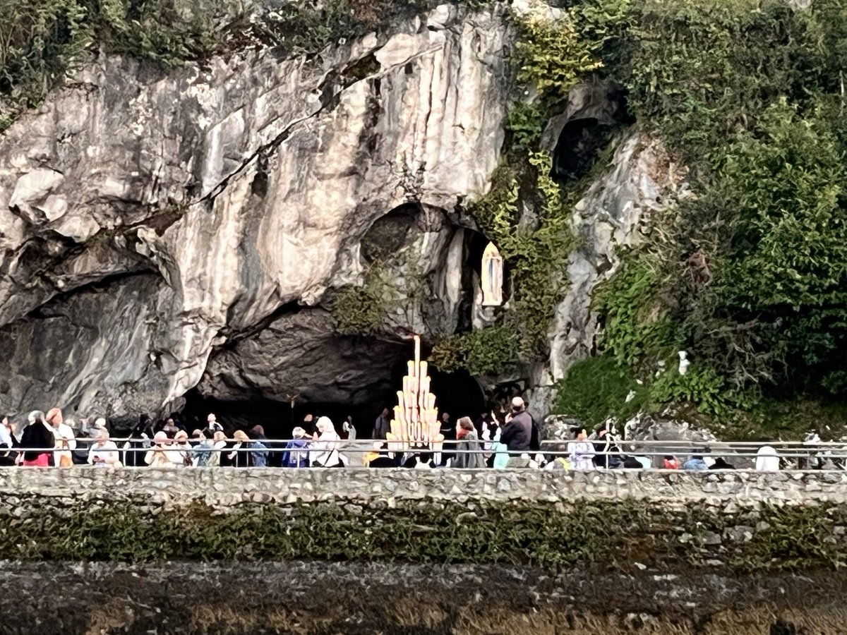 Siempre en casa a sus pies.  Lourdes 2025