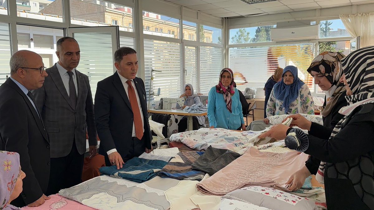 ArtukluHem's tweet photo. İzleme-Değerlendirme Daire Başkanı Sn. Ferhat Davran, İl Müdür Yardımcımız Sn. Eyyüp Değer, İlçe Müdürümüz Sn. Mehmet Emin Duyan ve İlçe Şube Müdürümüz Sn. Seyit İzci kurumumuzu ziyaret ederek yapılan çalışmalar hakkında bilgi aldılar. Kendilerine şükranlarımızı sunuyoruz 🙏🏻💐 https://t.co/vLes07tgvh
