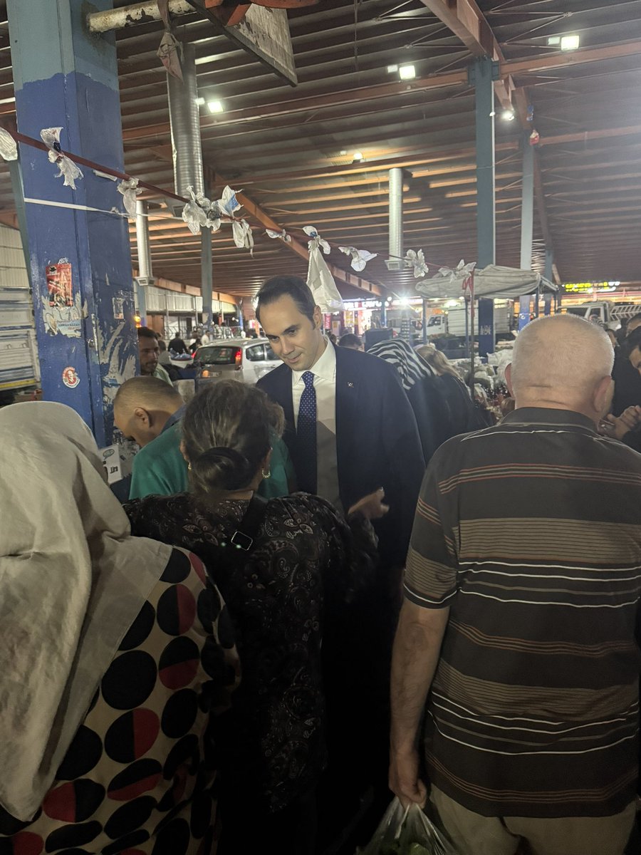 Burası Adana; bolluğun, bereketin buram buram tüttüğü topraklar. 
Ve maalesef bu toprakların insanı meyve sebzeyi taneyle alıyor. 
Vatandaşlarımız çoluk çocuğuna bir avuç taze meyveyi alabilmek için akşamın karanlığına kadar pazarın dağılmasını ve fiyatların düşmesini bekliyor…