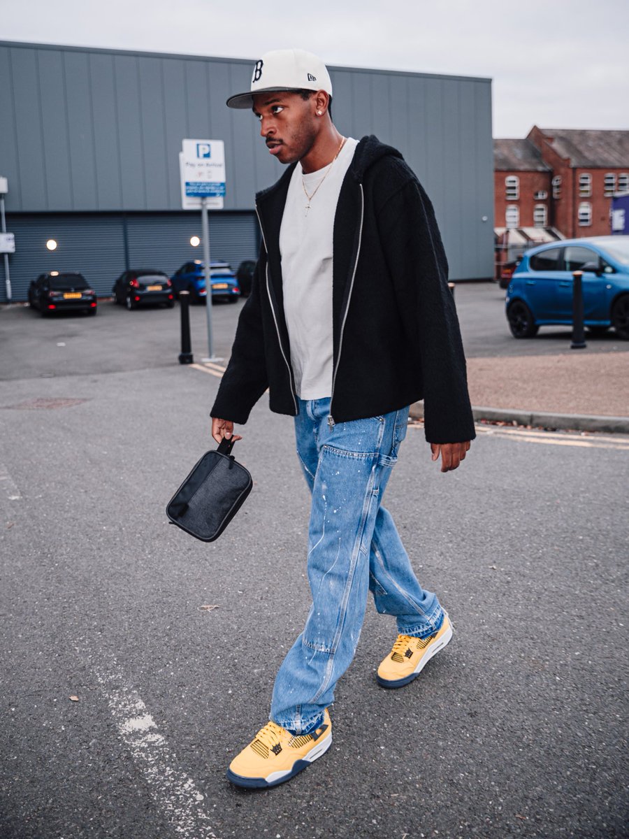 RidersBball's tweet photo. Fridays night fits.🔥

➡️ Player arrivals presented by @VertuMotors 

#ThisIsLeicester #DiwaliNight https://t.co/x6MUiLHLlU