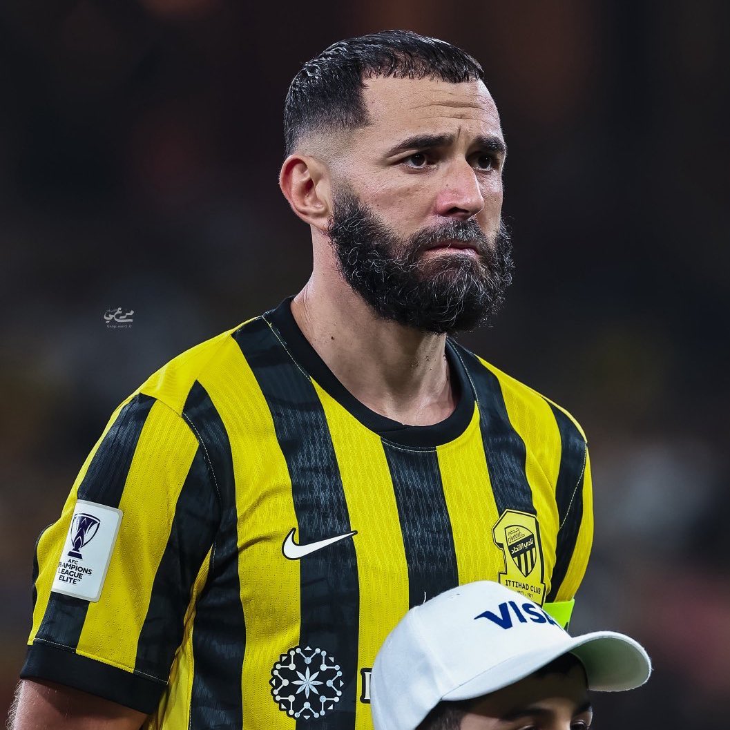 أصغر مشجع يعرف ان بنزيما مُنفذ سيء لركلات الجزاء .. مافي أي تفسير منطقي أنه يتقدم لتسديدها في هذا التوقيت تحديدًا خصوصًا ان #الاتحاد كان يحتاج هذا الهدف !

عموماً الحسنة الأكبر في المباراة هي عودة الفريق بالشوط الثاني بهوية أفضل وشكل مغاير تمامًا بعد التغييرات الأخيرة .. معوضين