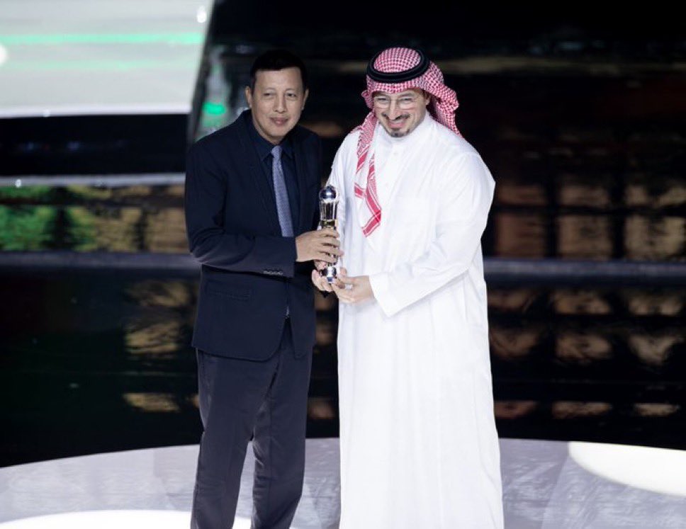 تتويج الاتحاد السعودي لكرة القدم بجائزة افضل اتحاد في قارة آسيا ، هو تتويج وبنفس الوقت غريب ، اتحاد في عمله دائماً لم يظهر مايستحق هذه الجائزة ربما نحنُ طموحنا عالِ ، وقد تكون المعايير أقل من آمالنا.
عموماً اتمنى أن تكون هذه الجائزة نهاية عمل لمجلس عمل كثيراً ولم يحقق جزء من