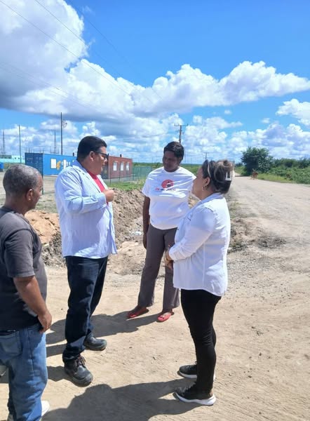 misleydisgo's tweet image. Sobre la marcha de la construcción del Parque Solar Fotovoltaico en #LasTunas, intercambiamos con el Director Maikel Brito responsable de su ejecución, admirable el trabajo que realizan estos hombres sin descanso, saben de la valía del trabajo que realizan.
#PoderPopular