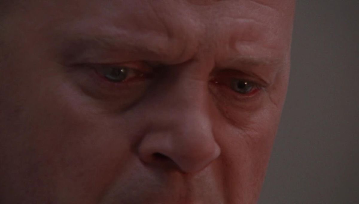 بالمناسبة مسلسل The Shield يمتلك واحده من أعظم النهايات بتاريخ التلفاز 

والمثير للعجب ان مسلسلًا بهذا الحجم من الجرأة والابداع مازال يعيش بالظل ولا يحظى بشعبيه توازي ما قدمه من عظمه