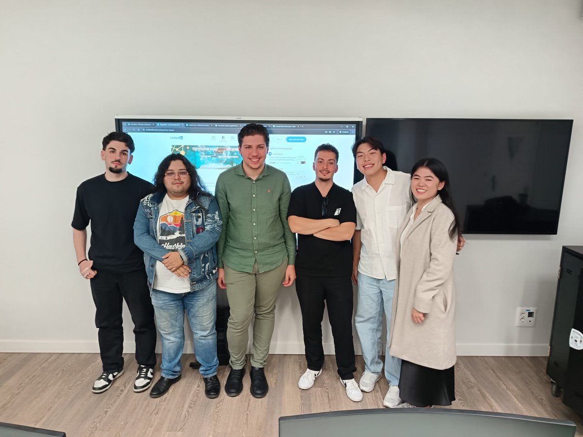 Antiguos alumnos respondiendo preguntas a los que cursan CFGS de 1° DAM. Todo un lujo, saber lo que les espera de voz de quienes estuvieron sentados donde están hoy ellos. Gracias por equilibrar el karma