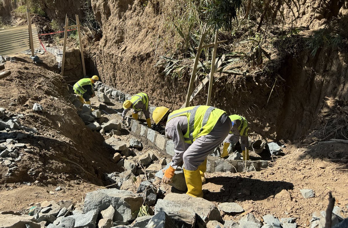 في #اليوم_العالمي_للقضاء_على_الفقر، نسلط الضوء على أهمية توفير فرص العمل في #اليمن.

بفضل مشروعنا #FSRRP، وبدعم من <a href="/WorldBankMENA/">World Bank MENAAP</a>، حصل 38,773 شخصاً، من بينهم 3,840 امرأة، على فرص عمل.

نعمل مع الشركاء المحليين <a href="/SFDYemen/">SFD-Yemen</a> و <a href="/PWPYEMEN/">PWPYEMEN</a> لدعم صمود المجتمعات.