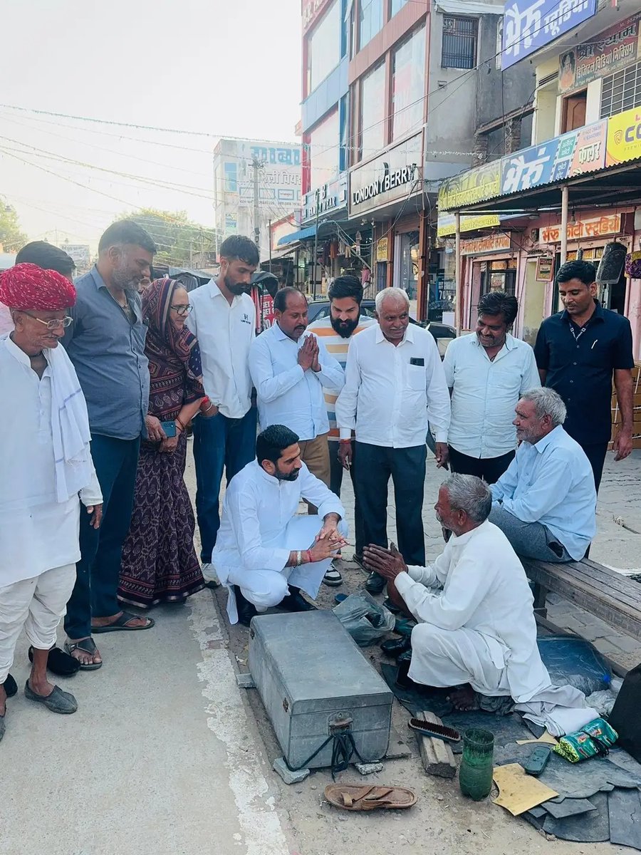 शालीनता और सादगी की पहचान।।
आपका मनीष 
सबका मनीष 
#जनसेवक 
<a href="/ManishYadavIn/">𝗠𝗮𝗻𝗶𝘀𝗵 𝗬𝗮𝗱𝗮𝘃</a>
