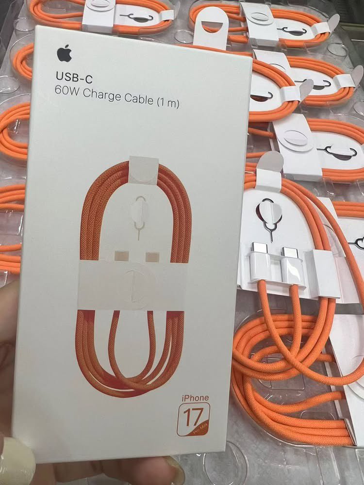 GenerandoAndo's tweet photo. Resulta bastante curioso como las imitaciones se han alineado rápidamente a la moda del color naranja. ¿Acaso no se le ocurrió esto a #Apple? https://t.co/f0tP6fBpDf