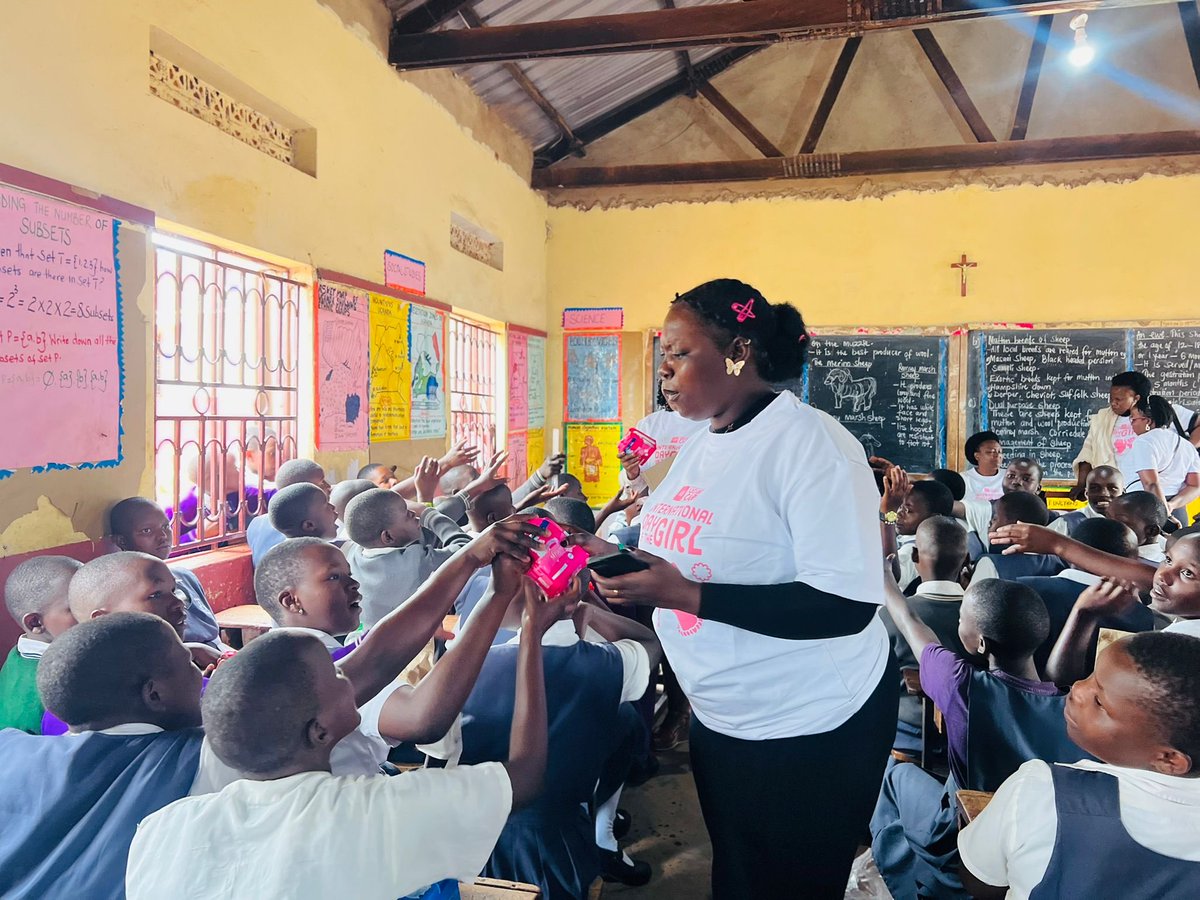 Amercyfiona's tweet photo. Many of young girls drop out of school because of lack of sanitary pads let’s join us and help young people with education,sanitary pads and hygiene #AHFugandacares and #Girlact  helps in providing sanitary pads to young people in their communities  
#Girlpower 
#Girlsact 
#IDGA https://t.co/gbY9SHtnPN
