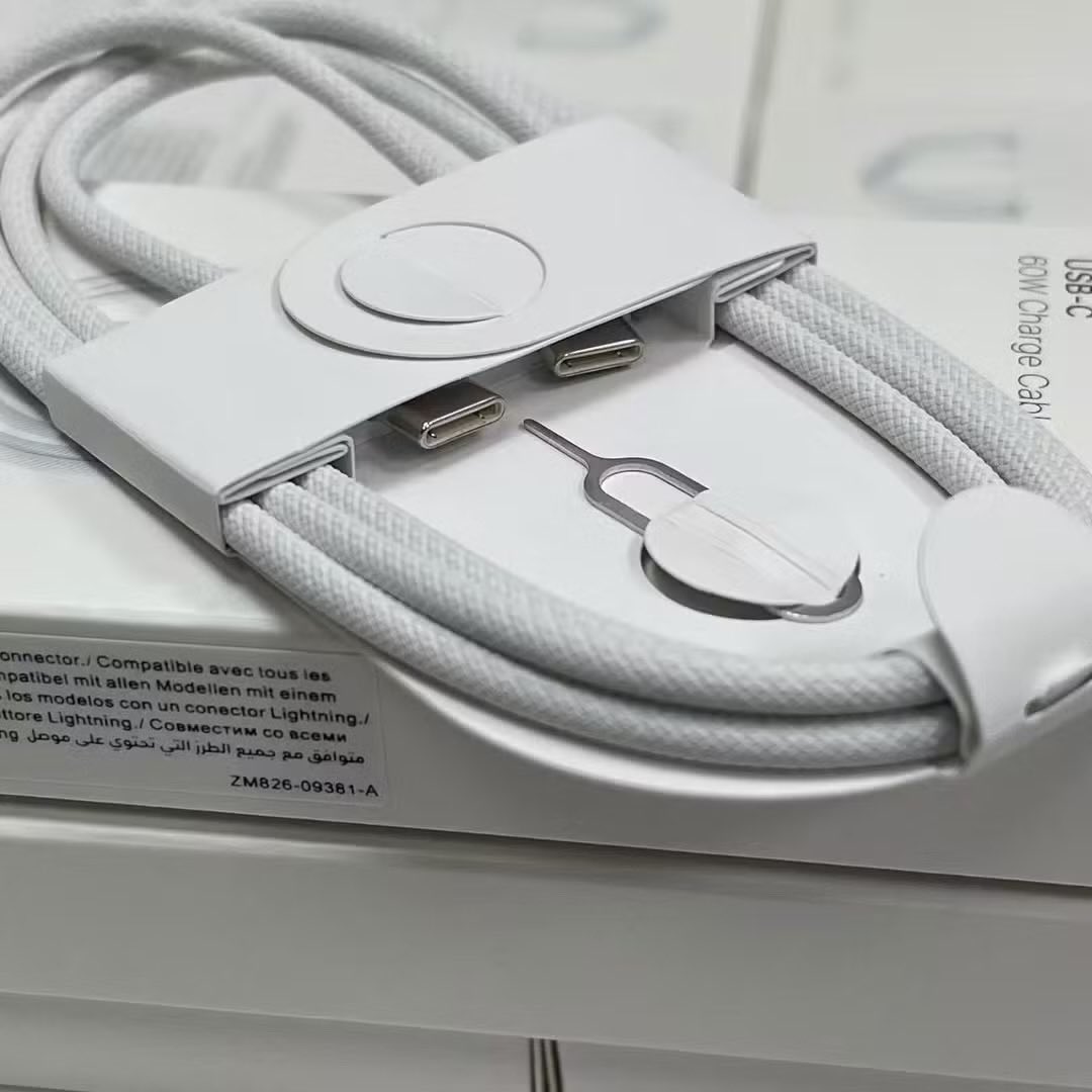 GenerandoAndo's tweet photo. Vender cables trenzados de colores y ponerle la herramienta para extraer la sim —que muchos usuarios dicen que se les pierden siempre— hubiera sido una opción interesante. Pero estos productos de las fotos no son oficiales. https://t.co/JDi4iYSSJ7